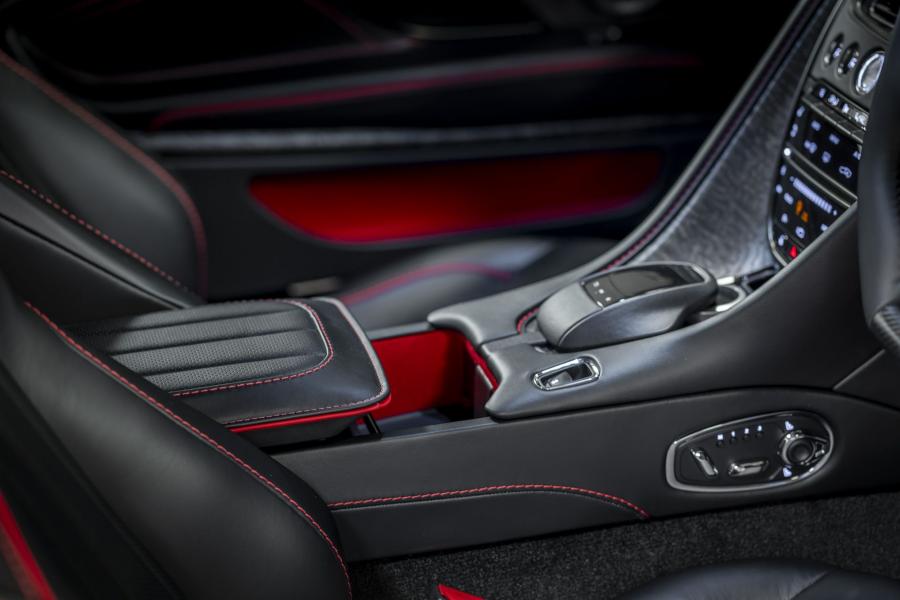 Детали интерьера Aston Martin OHMSS DBS Superleggera 2019 года  (UK) (фото 7 из 18)